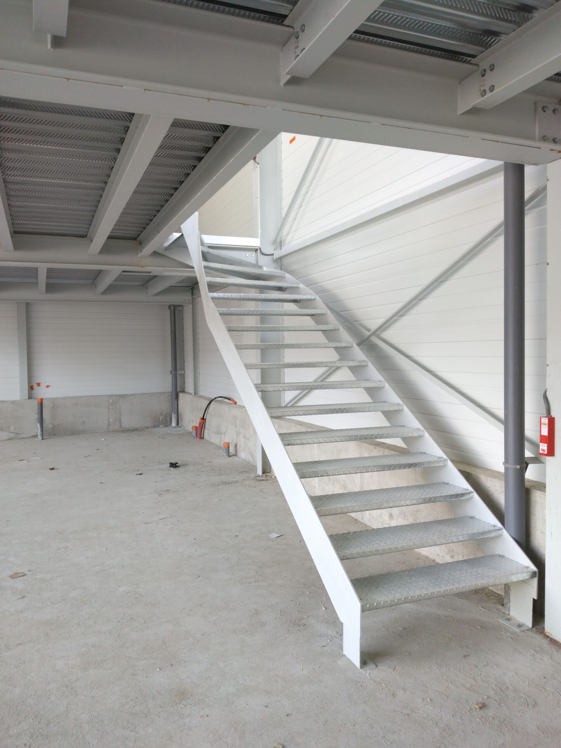 Escalier balancé – 2 limons -marches tôle 1