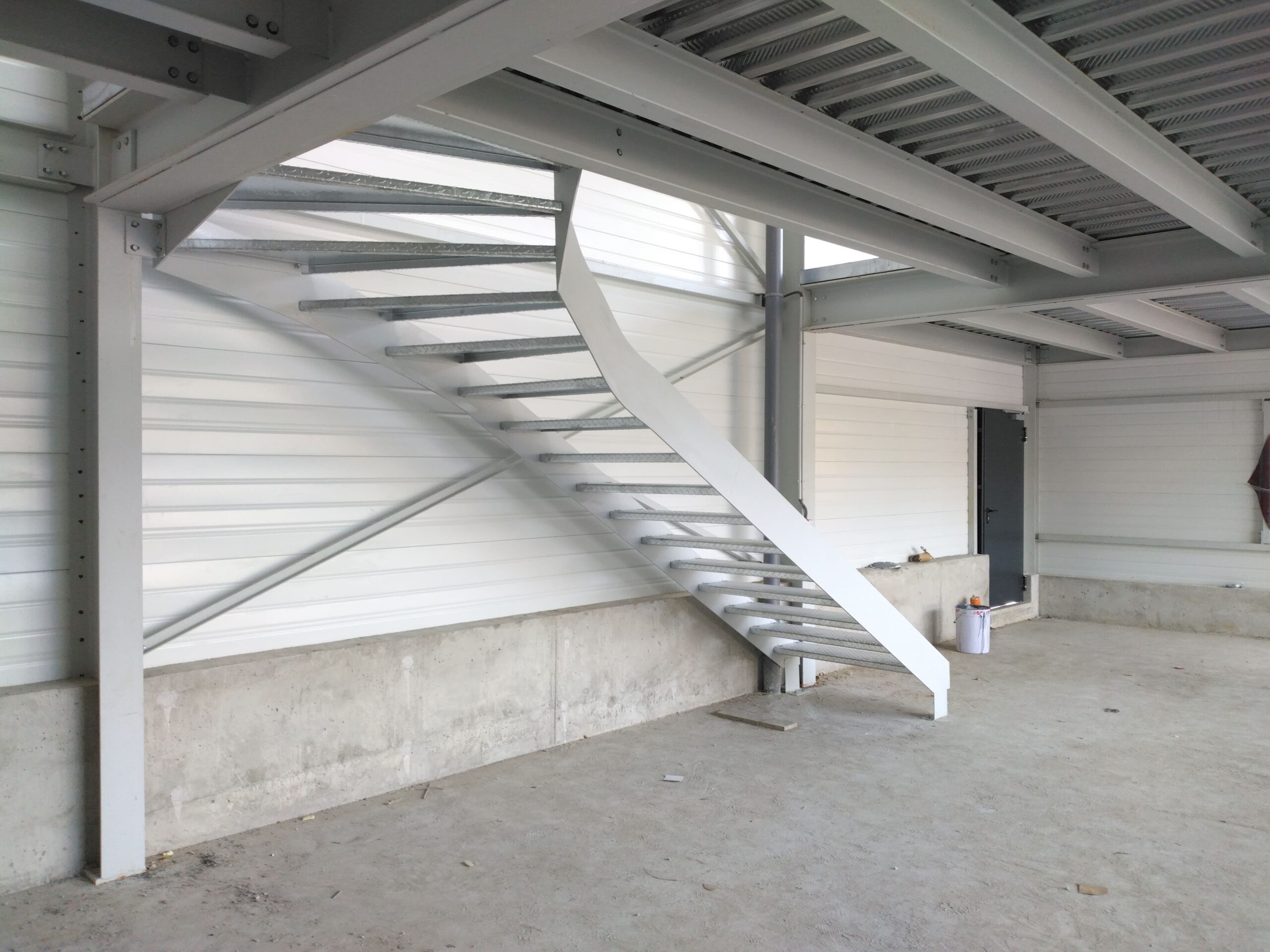 Escalier balancé – 2 limons- marches tôle 2