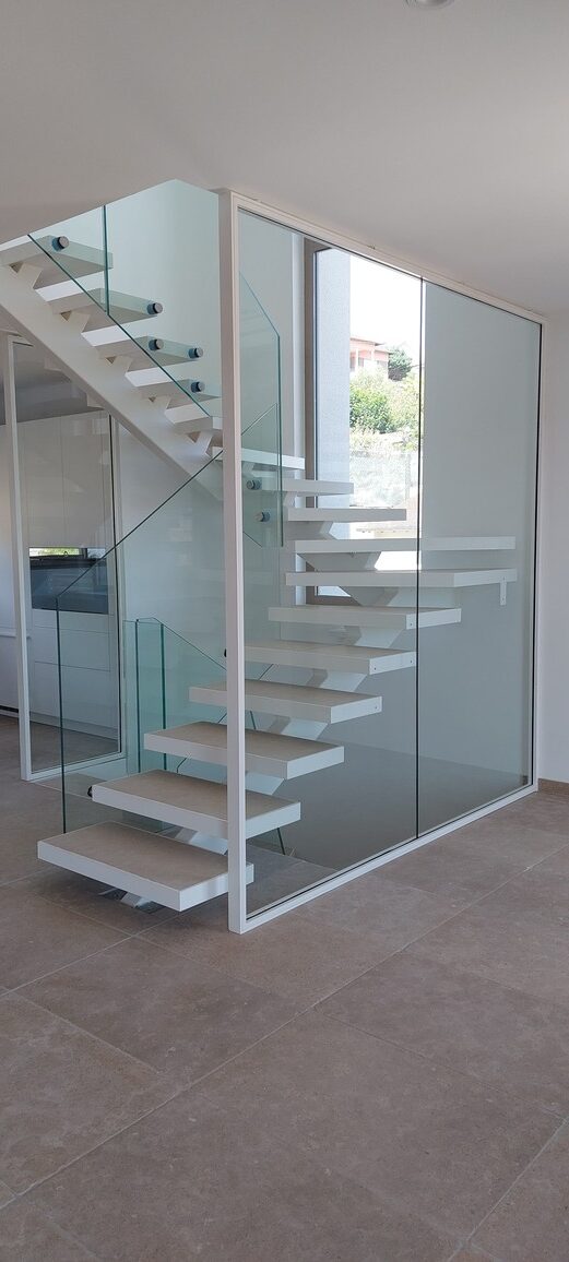 Escalier balancé limon central – Garde-corps vitré sur marches – Paroi vitrée servant garde-corps palier