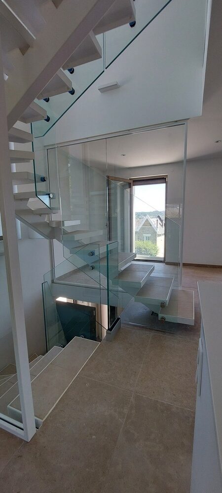 Escalier balancé limon central – Garde-corps vitré sur marches